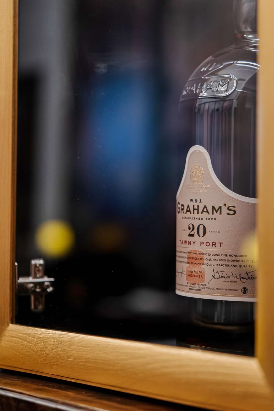 Butelka Grahams 20 Years Tawny Port w drewnianej skrzynce za szybą